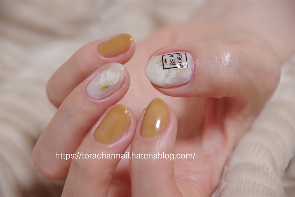 Squse Me グロッシーコートのマスタードと波シールでニュアンスネイル とらちゃんの不器用セルフネイル記録
