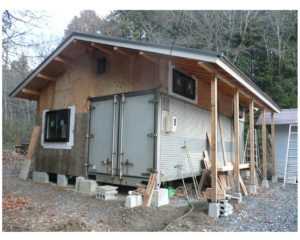 ｄｉｙで家の内装工事をする２ コンテナに下地材を取り付ける 森の中楽給幸足生活