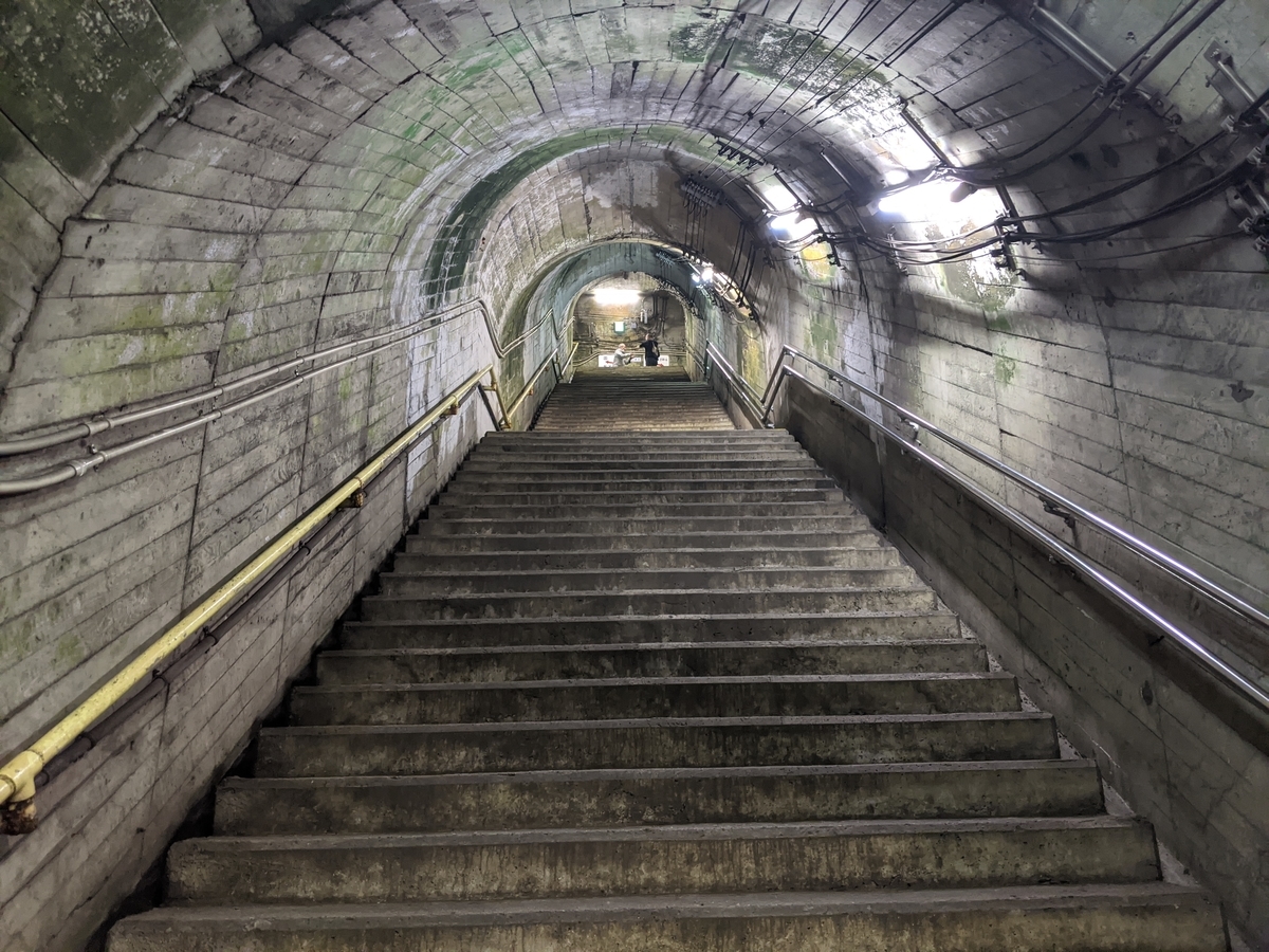 ホームまで階段300段 モグラ駅筒石駅は駅の外も異世界 Toremorの旅手帳