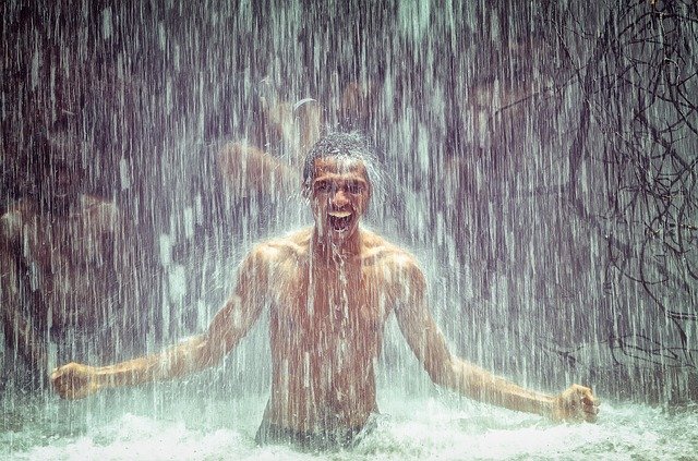 土砂降りの雨に濡れた男