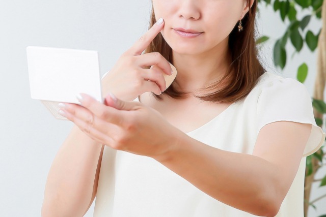 アイクリームをほうれい線に塗る時はどんな使いかたをするの？