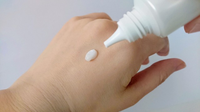 アイクリームをほうれい線に塗る時のおすすめの方法