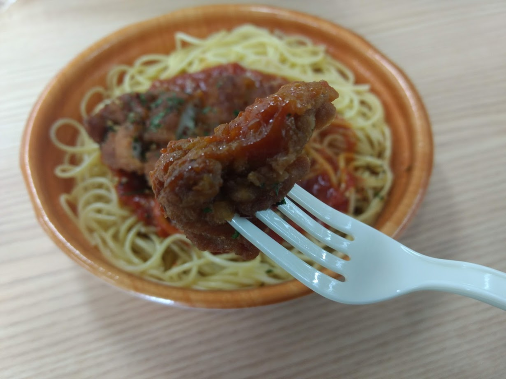 スパイスチキンのトマトソースパスタのフライドチキン