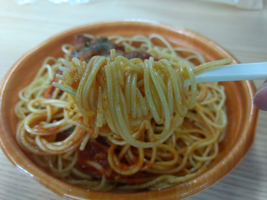 スパイスチキンのトマトソースパスタの麺