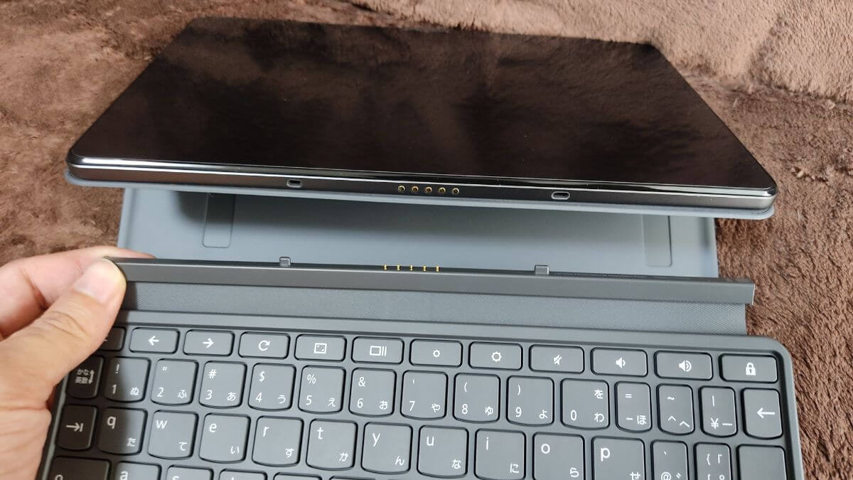 Chromebook Ideapad Duetのキーボード接着部分