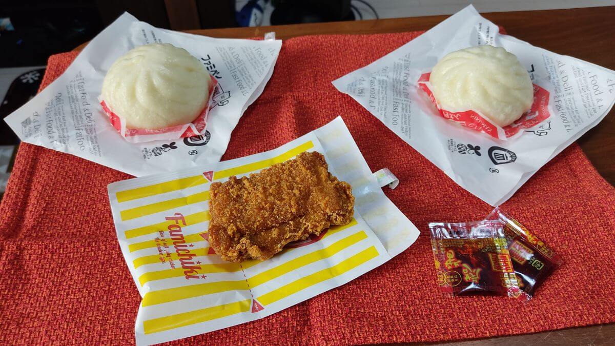ファミチキと肉まん
