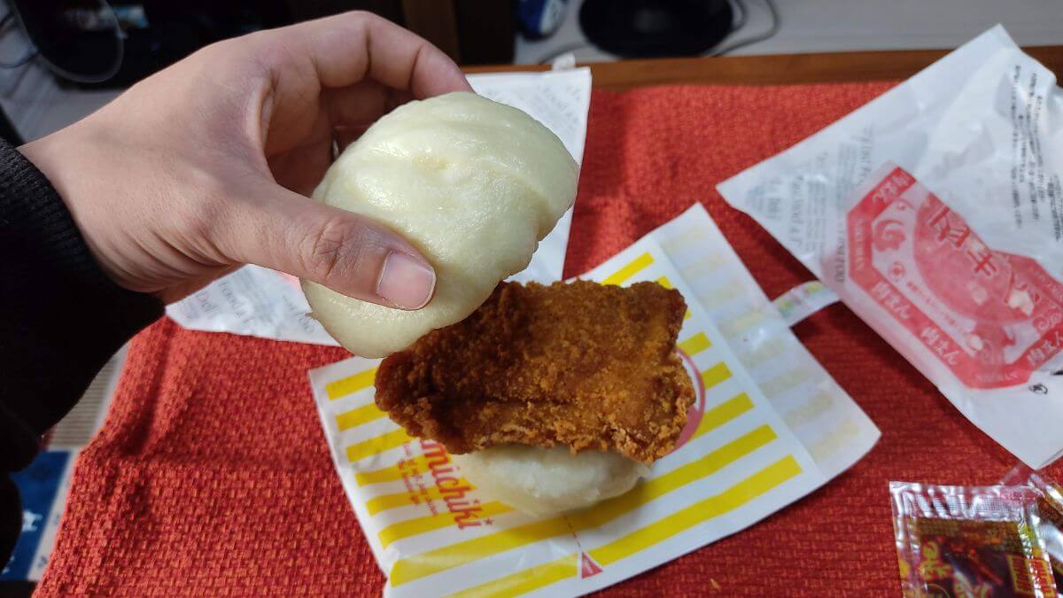 肉まんでファミチキを挟む