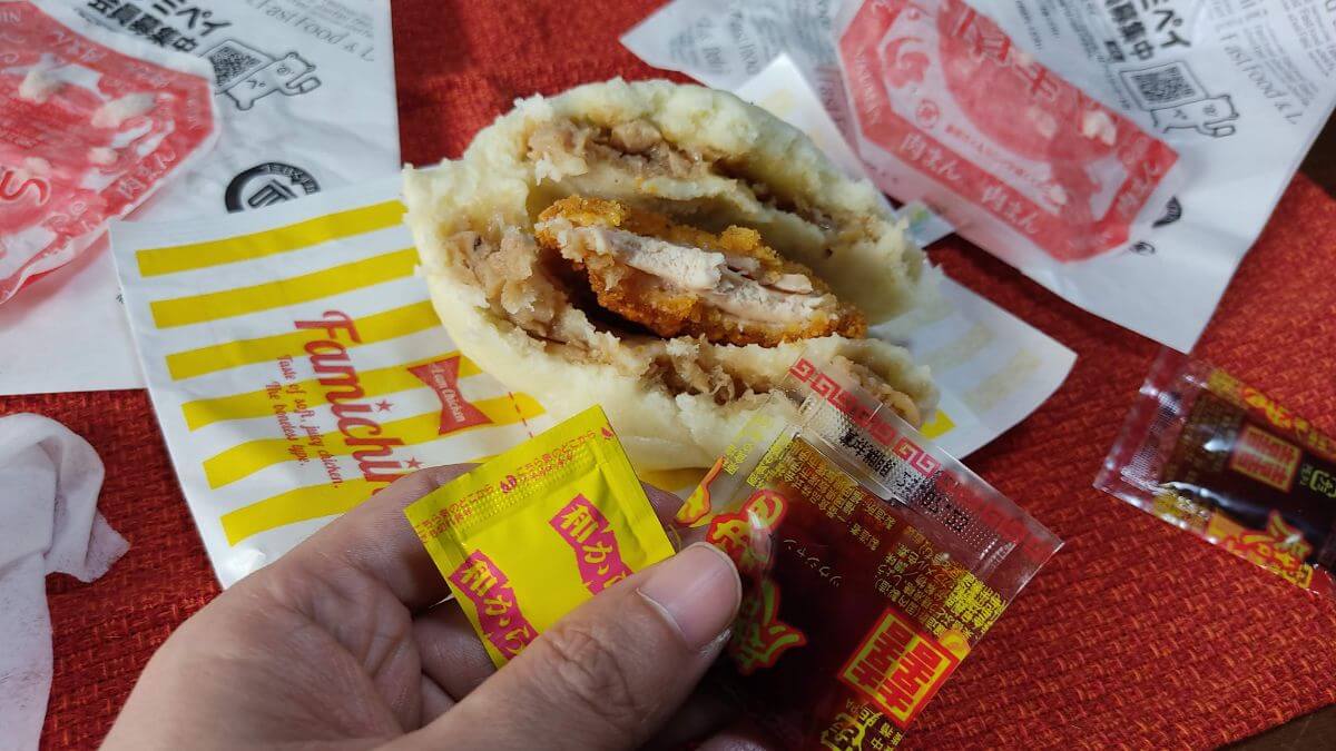 ファミチキバーガーに酢醤油とからし