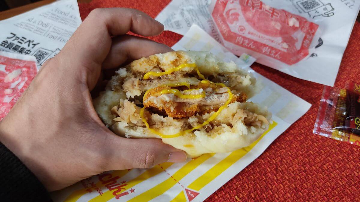 肉まんバーガーに酢醤油とからしをかけてみた