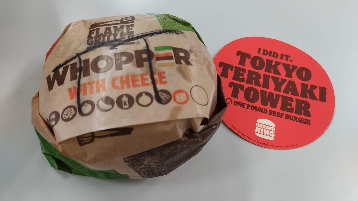 東京テリヤキタワー超ワンパウンドビーフバーガーの包装とステッカー