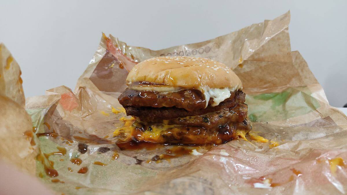 東京テリヤキタワー超ワンパウンドビーフバーガーの写真