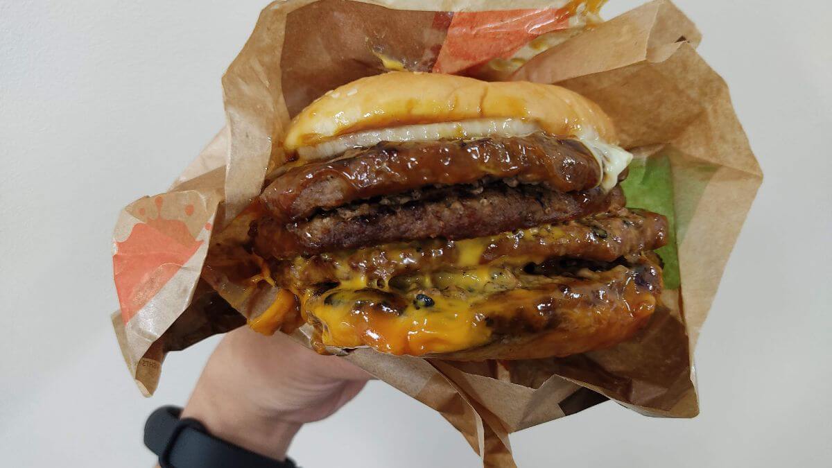 東京テリヤキタワー超ワンパウンドビーフバーガーがデカイ