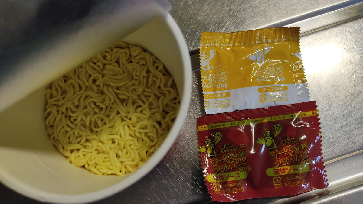 Paldo [韓国 辛麺] チーズタッカルビ カップ麺 焼きそば