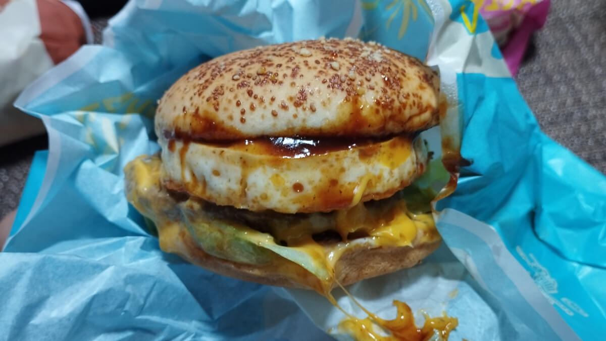 マクドナルドのチーズロコモコバーガー