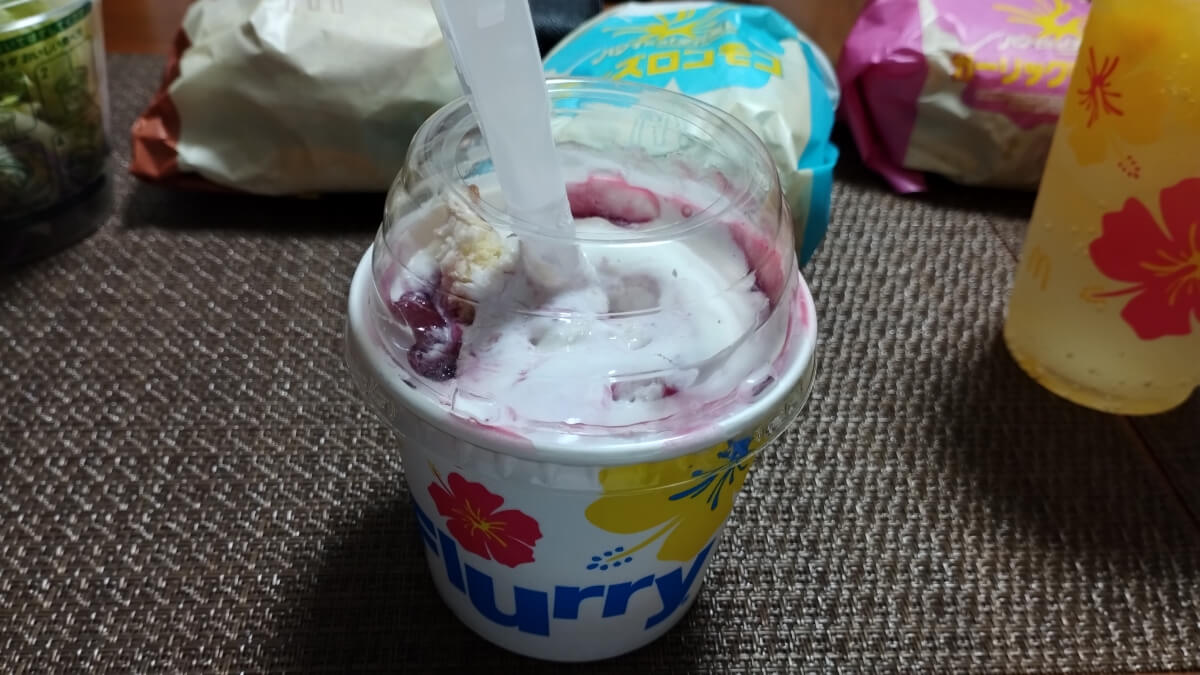 夏マックのマックフルーリー ミックスベリーパンケーキ風