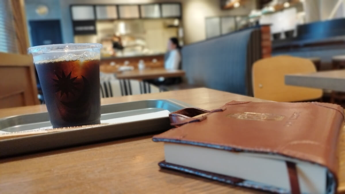 カフェで『暗殺者グレイマン』を読む