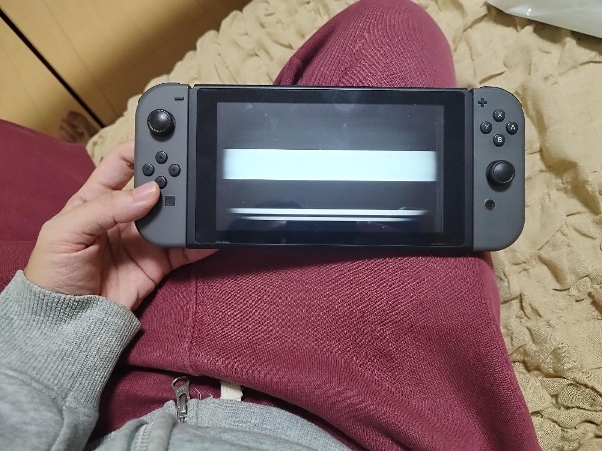 液晶が割れているNintendoSwitch初代