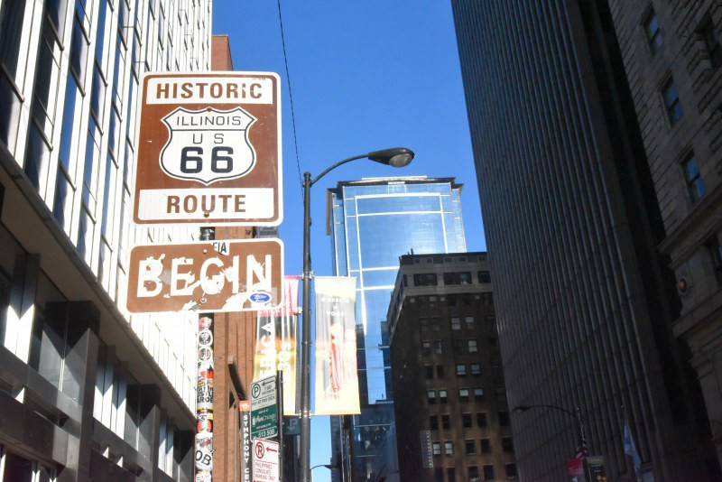 ROUTE66 BEGIN看板の前での一枚