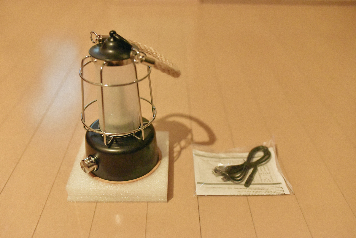 QUICKCAMP LEDランタンの付属品と本体