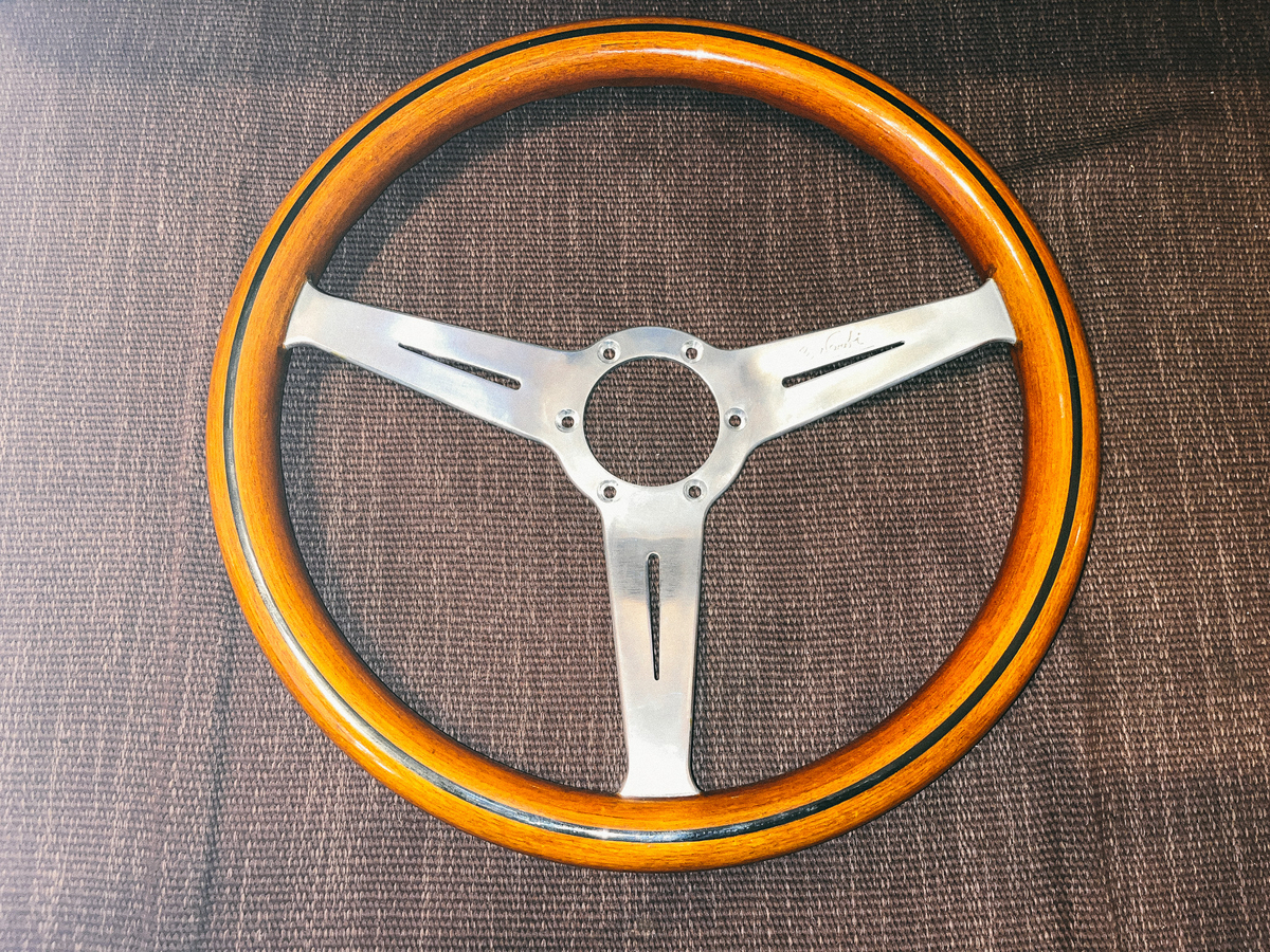 愛車RASHEENのステアリングをナルディクラシックにしたヨという