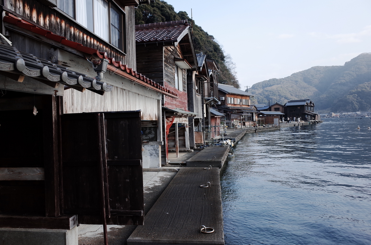海沿いに建ち並ぶ伊根の舟屋の風景