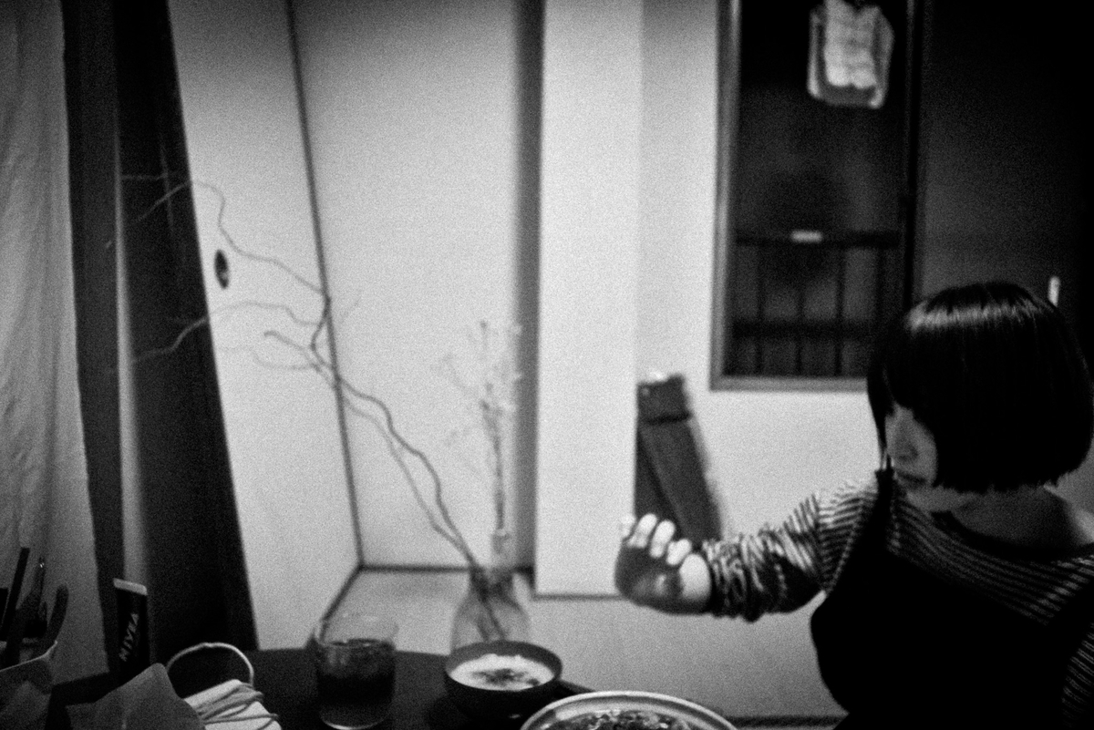 室内のテーブルで食事をする女性