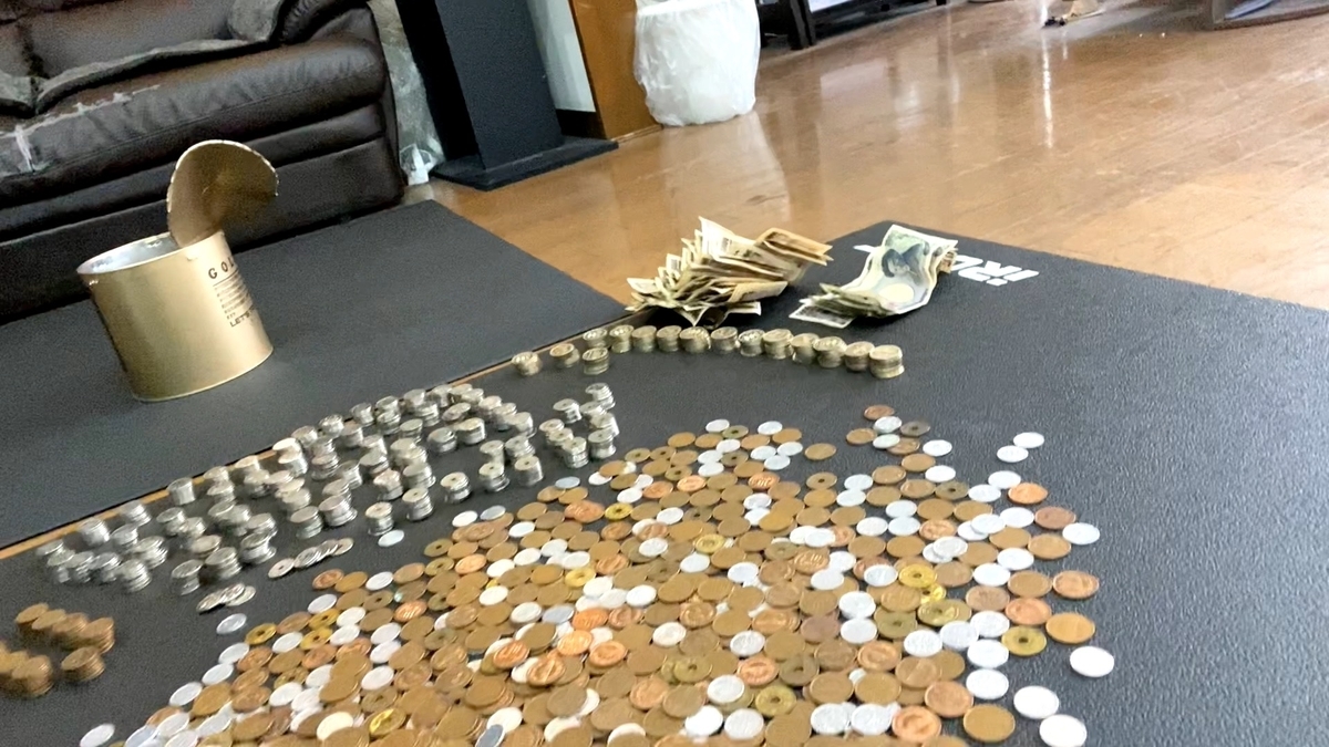 【100万円貯まる貯金箱】37才独身が1年間ランダムに貯めた100万円貯金箱はいくら貯まってるのか?