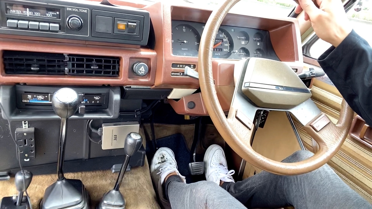 日産サファリ 初代161型　純正ステアリング 日産 サファリ (初代 1980-1987) パトロールの後継車種 160