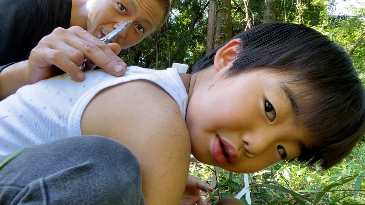 兄の買った山で甥っ子の髪を切る美容師