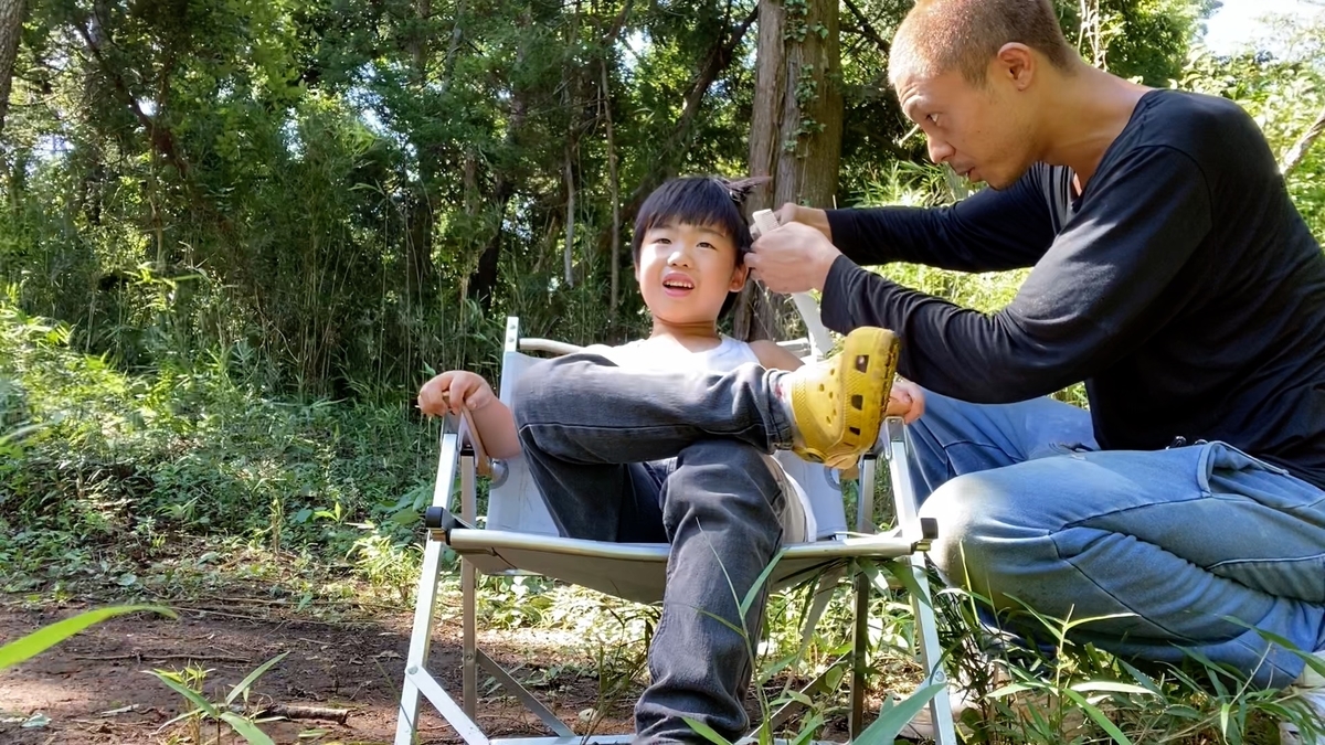 兄の買った山で甥っ子の髪を切る美容師