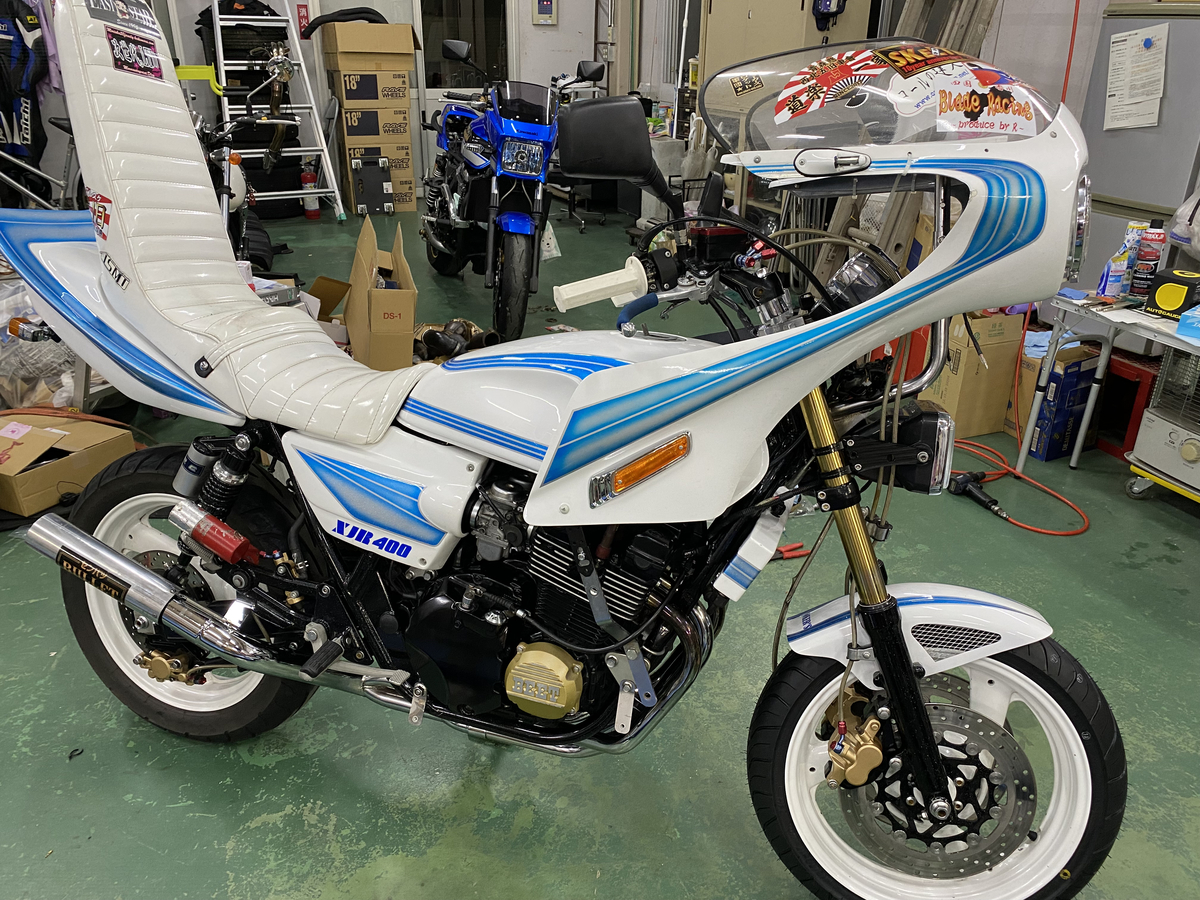 ジョーカーズ（JOKER'Sストア）のxjr400用エアロサイドカバーの取り付け方