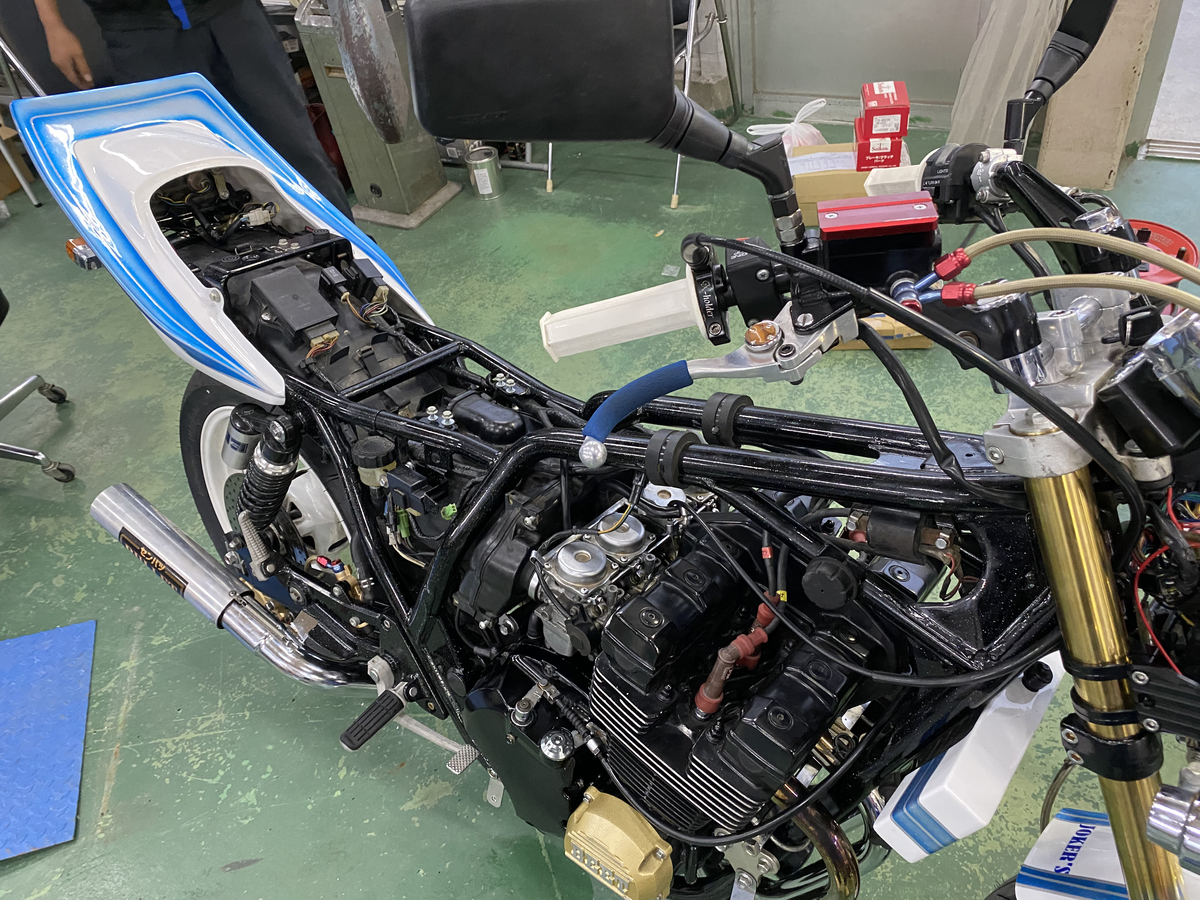 xjr400初期型4hmのバッテリーの取り付け方