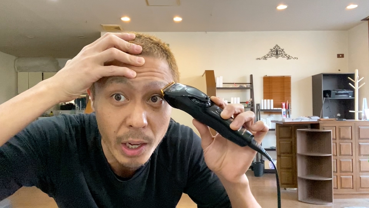 眉毛と髭の整え方（0.８mmバリカンを使用）