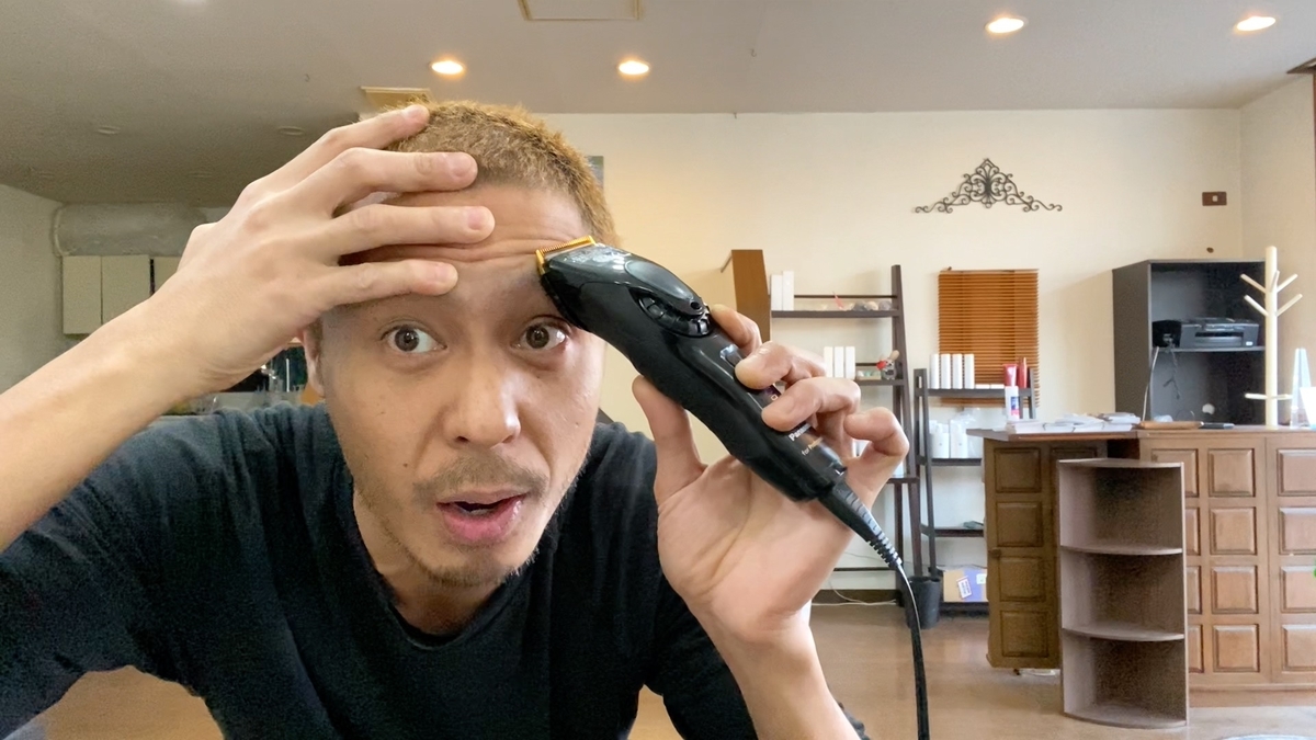 眉毛と髭の整え方（0.８mmバリカンを使用）