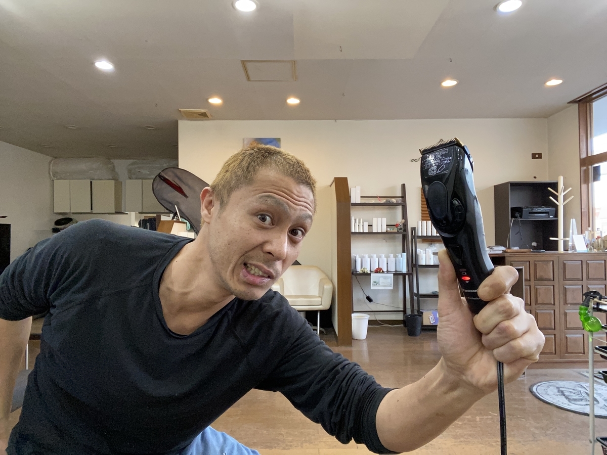 眉毛と髭の整え方（0.８mmバリカンを使用）