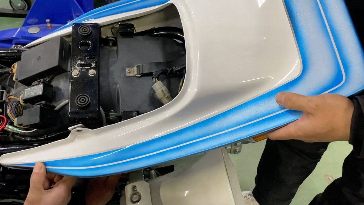 バイク用拡声器（ブルートゥース）をxjr400に取り付ける方法