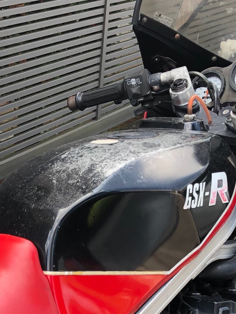 GSX-R GK 71B ボロボロのタンクに色を塗る - バイク素人が旧車に乗ると
