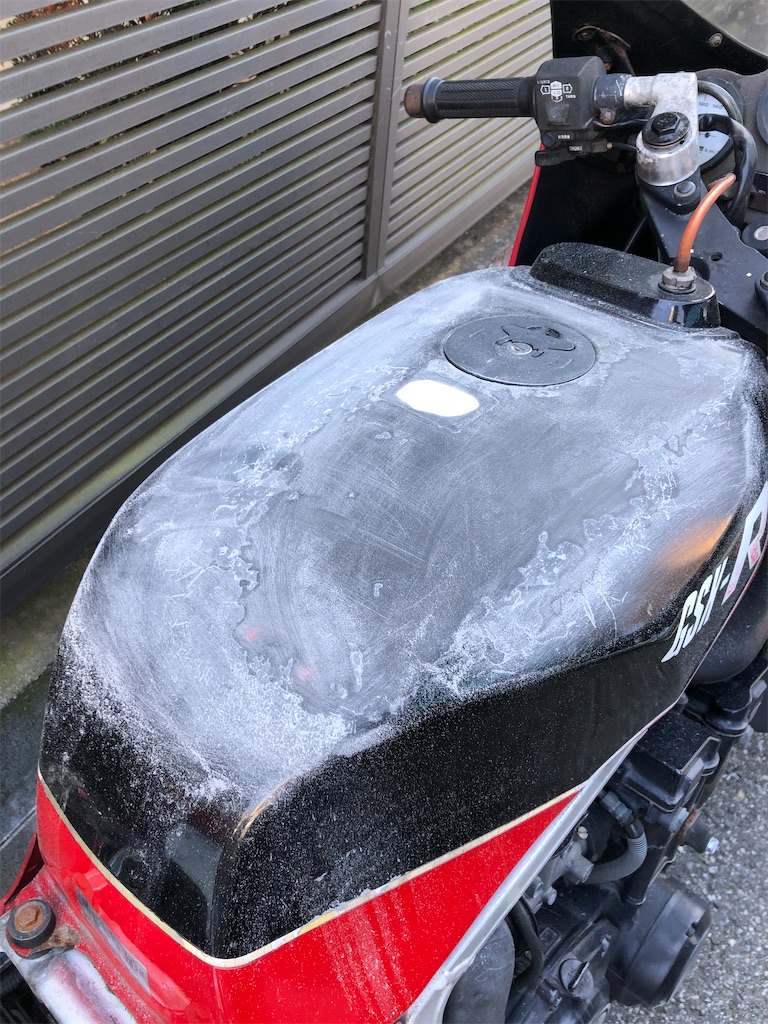 GSX-R GK 71B ボロボロのタンクに色を塗る - バイク素人が旧車に乗ると