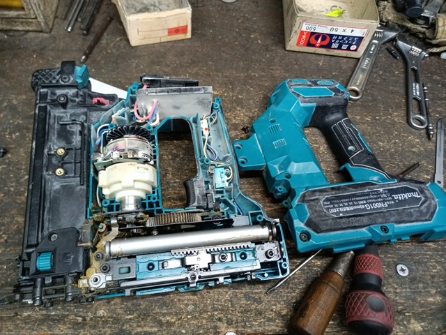 マキタの仕上釘打分解しました - 大工道具屋のひとりごと