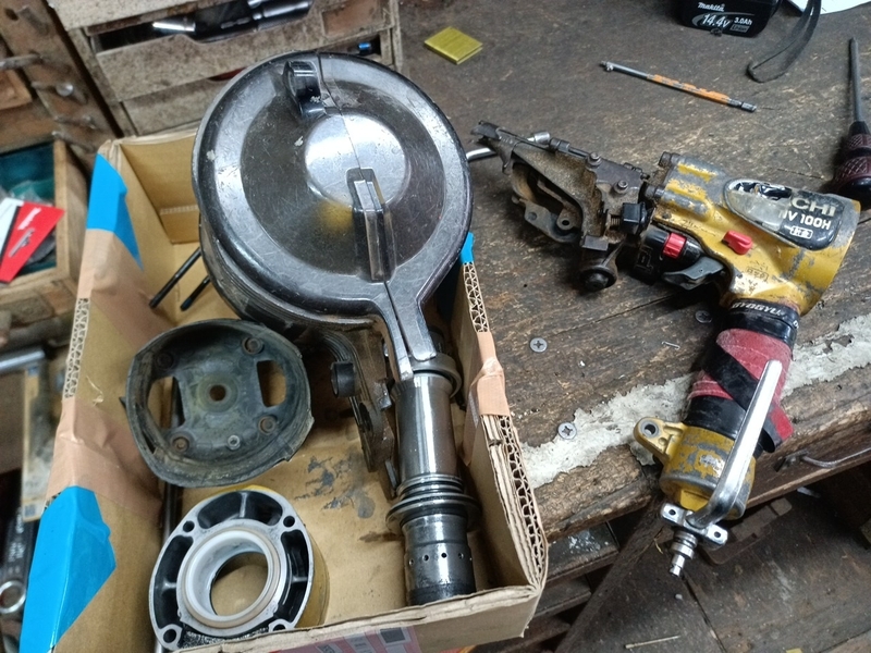 古い高圧釘打機の修理依頼 - 大工道具屋のひとりごと