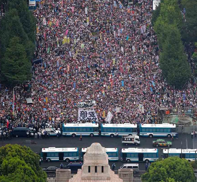 国会前に民主主義があった 遊びをせんとや生まれけむ 国会前に民主主義があった 遊びをせんとや生まれけむ