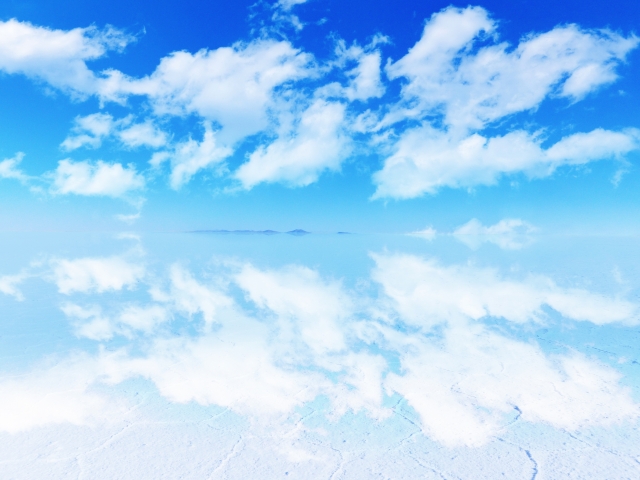 中南米ボリビア雨季のウユニ塩湖-写りこむ青空と雲