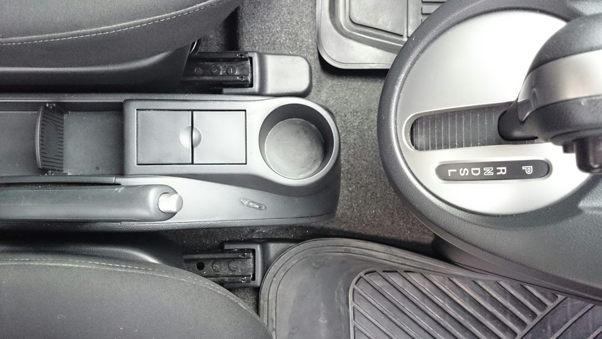 車 内装修理 マツダ デミオ コンソール シート焦げ穴 トータルリペア J Works 札幌の車内装修理 ボディコーティング 施工事例集