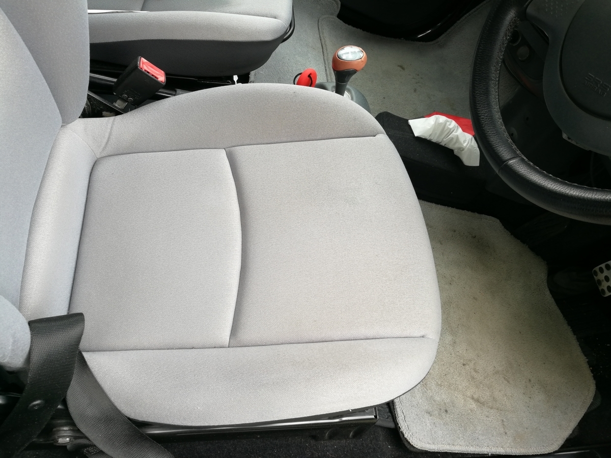 車 内装修理 148 スマート フォーツーカブリオ シート焦げ穴 トータルリペア J Works 札幌の車内装修理 ボディコーティング 施工事例集