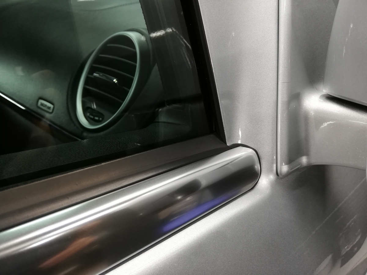 欧州車メッキモール磨き 4 メルセデス ベンツ Gl550 アルミメッキモール腐食磨き 専用コーティング トータルリペア J Works 札幌の車内装修理 ボディコーティング 施工事例集