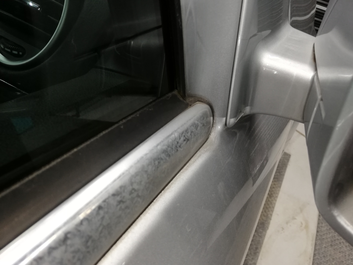 欧州車メッキモール磨き 4 メルセデス ベンツ Gl550 アルミメッキモール腐食磨き 専用コーティング トータルリペア J Works 札幌の車内装修理 ボディコーティング 施工事例集