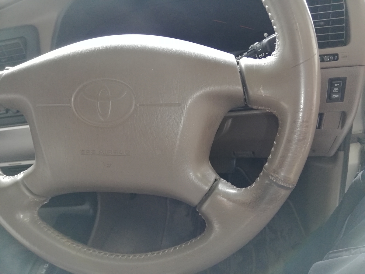 トヨタ/ハイラックス 革ハンドル/ステアリングの傷・劣化・擦れ・ひび割れ補修 札幌2