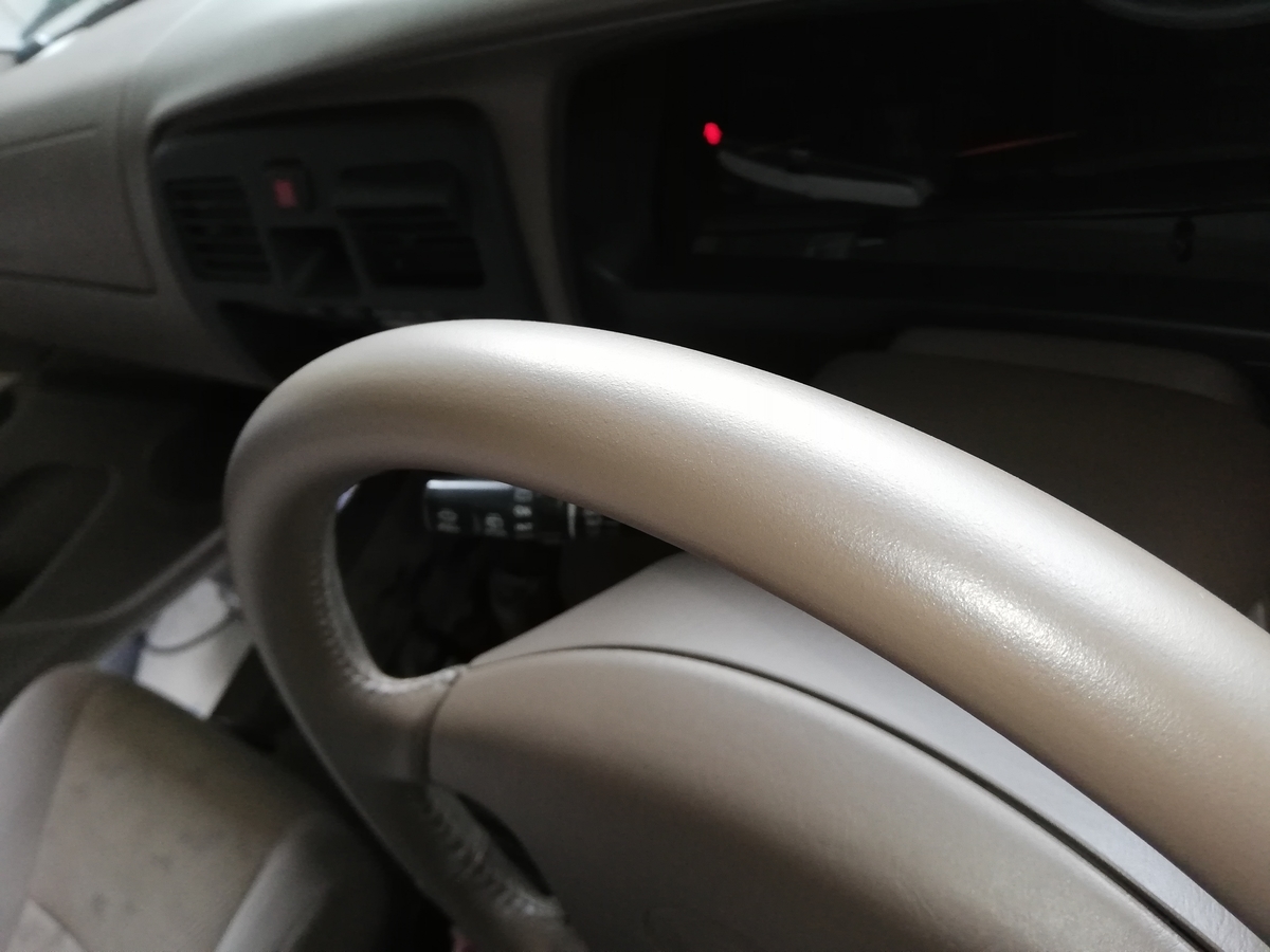 トヨタ/ハイラックス 革ハンドル/ステアリングの傷・劣化・擦れ・ひび割れ補修 札幌1