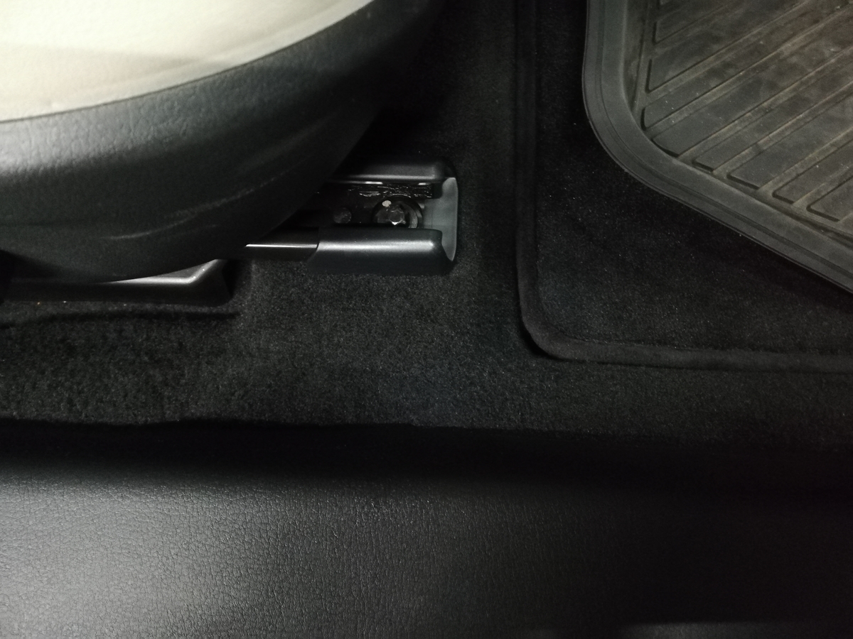 マツダ/MAZDA3 革シートたばこ焦げ穴・フロアカーペット焦げ穴・ドア内張り破れ補修 札幌4