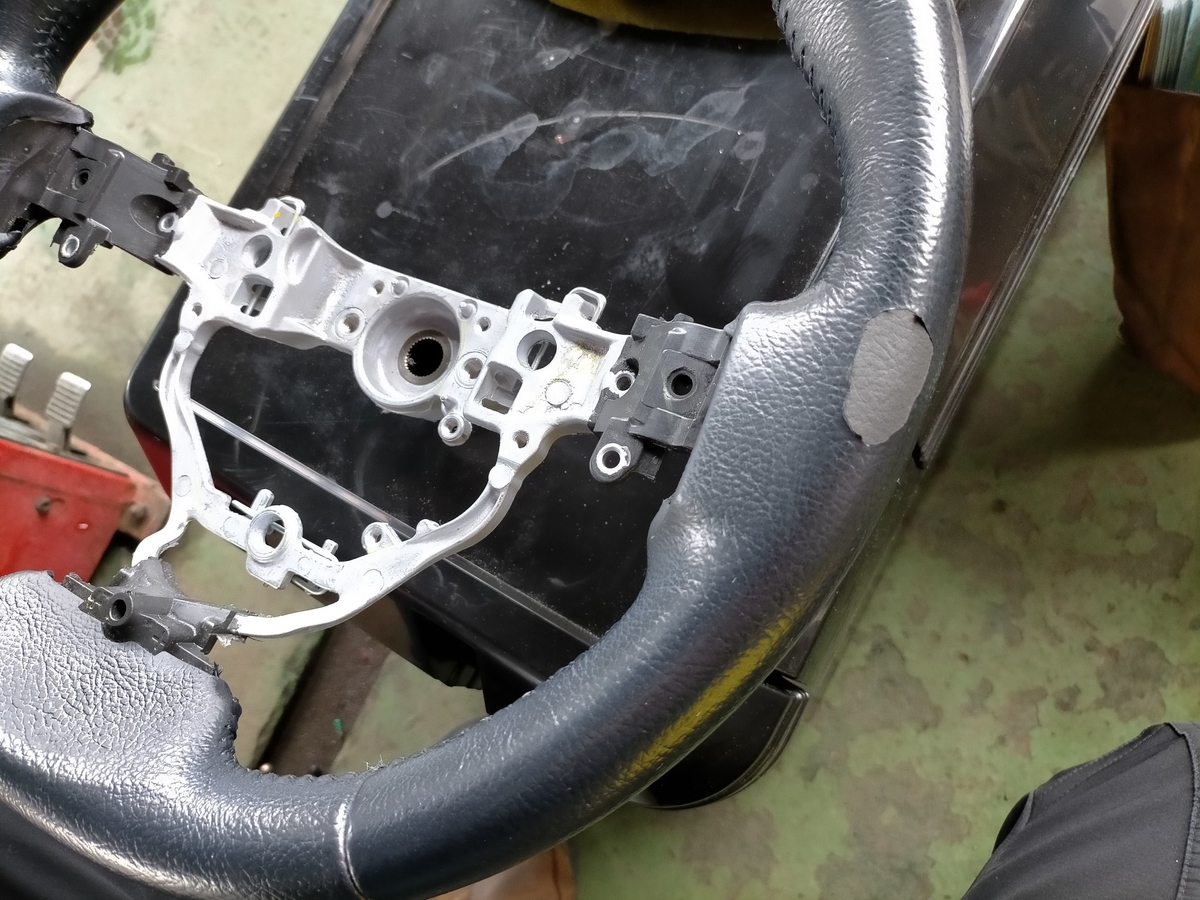 自動車内装修理 308 トヨタ ラクティス 合皮レザーハンドル ステアリング 劣化 擦れ 表皮剥がれ補修 トータルリペア J Works 札幌の車内装修理 ボディコーティング 施工事例集